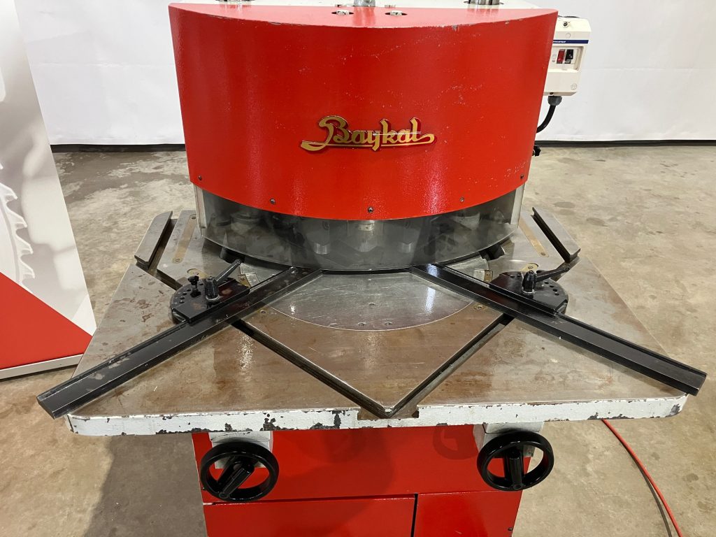 Gebrauchtmaschine Baykal Ausklinkmaschine HKA 200-6